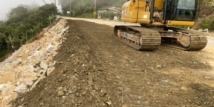 Avanza la rehabilitación de puntos críticos en el Eje Vial E50 en Loja