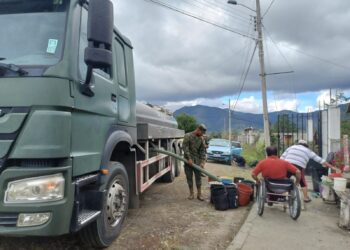 Entregan agua a sectores afectados por deslizamientos