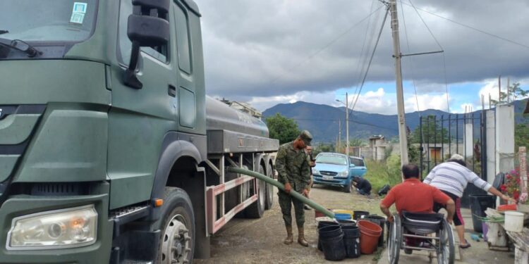 Entregan agua a sectores afectados por deslizamientos