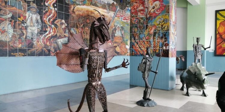 Las antigüedades y el arte a partir de la chatarra se presentan en Loja