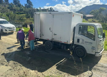 Familias de los barrios altos de Loja reciben agua en tanqueros