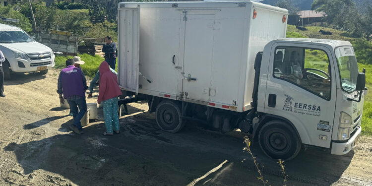 Familias de los barrios altos de Loja reciben agua en tanqueros