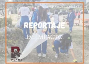 Jóvenes limpian de maleza y plásticos las riveras del río Malacatos