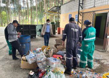 Operativos en Loja: Destruyen más de 1.500 litros de licor sin registro sanitario