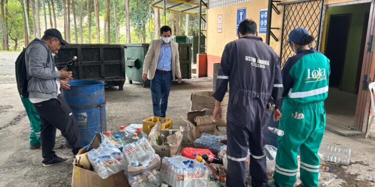Operativos en Loja: Destruyen más de 1.500 litros de licor sin registro sanitario