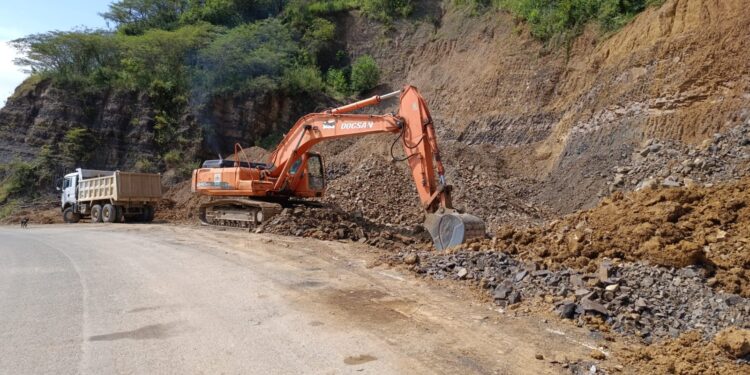 Ejecutan trabajos de mantenimiento vial  en zonas rurales de Zapotillo