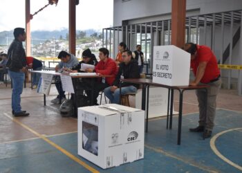 Destinan maquinaria para mantenimiento y ejecución de obra vial