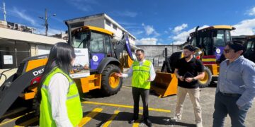 Destinan maquinaria para mantenimiento y ejecución de obra vial