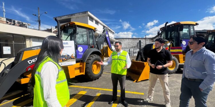 Destinan maquinaria para mantenimiento y ejecución de obra vial