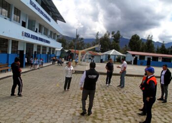 Colegio de Loja está casi al desplomarse, padres de familia protestan y autoridades hacen promesas