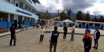 Colegio de Loja está casi al desplomarse, padres de familia protestan y autoridades hacen promesas