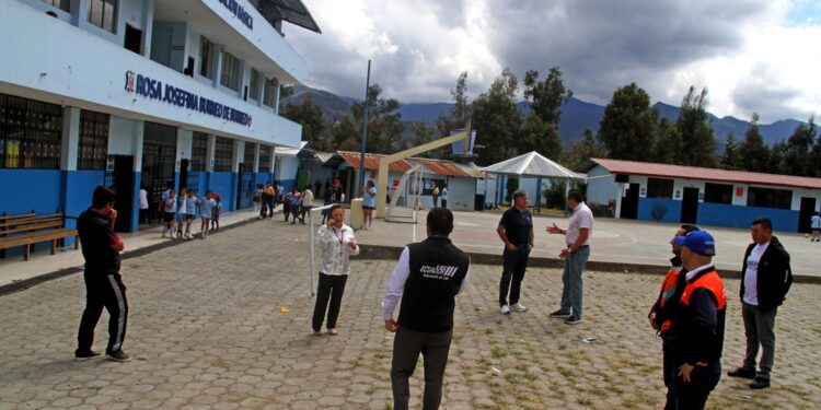 Colegio de Loja está casi al desplomarse, padres de familia protestan y autoridades hacen promesas