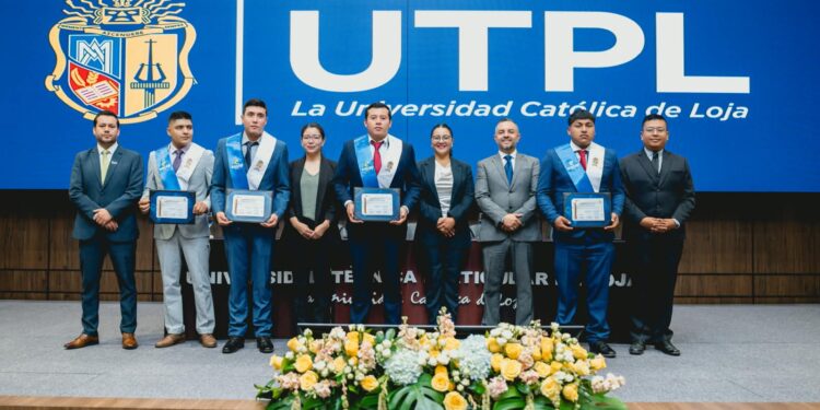 ESCOP UTPL incorpora 184 nuevos profesionales al sector de maquinaria pesada