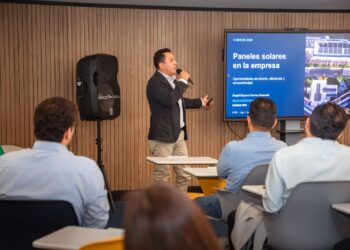 Conexia impulsa el diálogo sobre ahorro energético e innovación empresarial en Loja