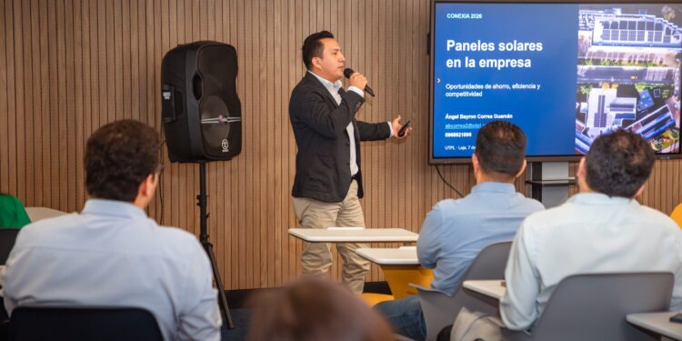 Conexia impulsa el diálogo sobre ahorro energético e innovación empresarial en Loja